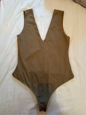 Free People Women’s tan V-Neck bodysuit